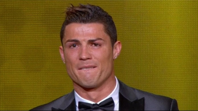 Cristiano Ronaldo so slzami v očiach po zisku Zlatej lopty pre najlepšieho futbalistu roka 2013.