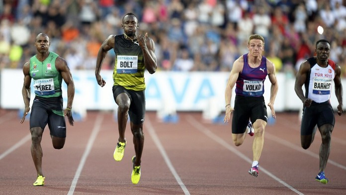 Usain Bolt (druhý zľava) a Ján Volko (druhý sprava) počas šprintu na 100 m na Zlatej tretre v Ostrave..