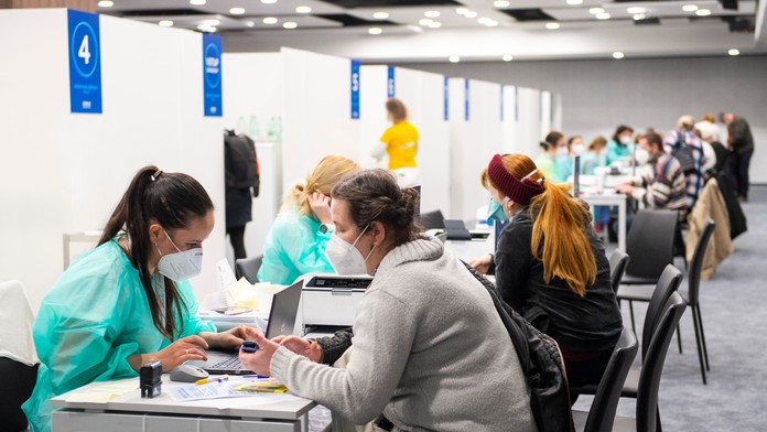 Registrácia objednaných ľudí na očkovanie v priestoroch Veľkokapacitného očkovacieho centra v Bratislave.