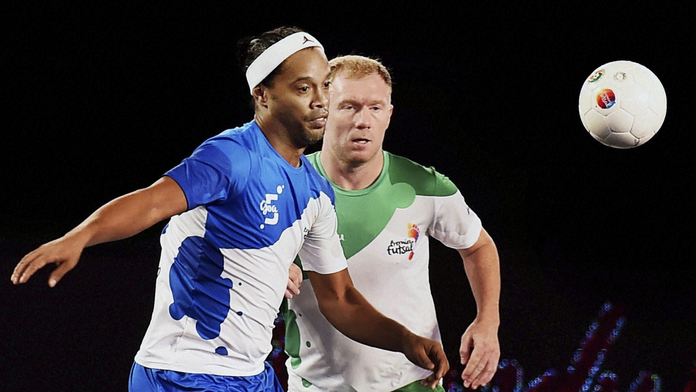 Ronaldinho a Paul Scholes