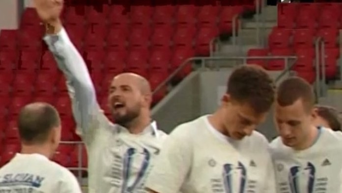 Ivan Kmotrík mladší so vztýčenou pravicou zdraví fanúšikov.