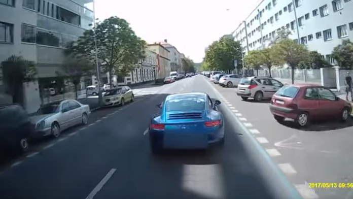 Porshe vybrzďuje hasičov.