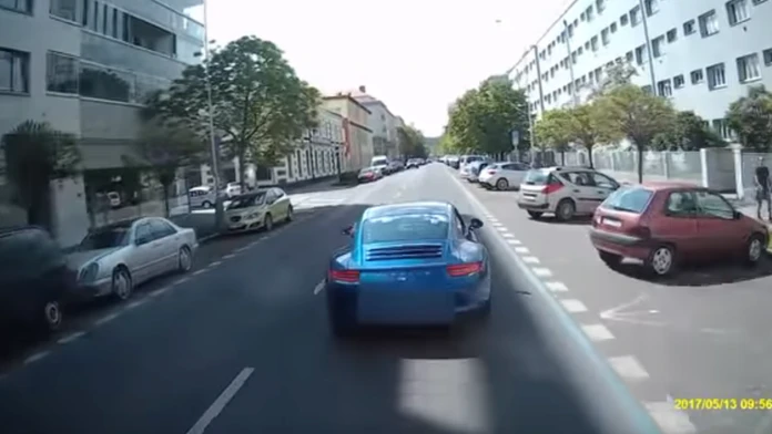 Porshe vybrzďuje hasičov.