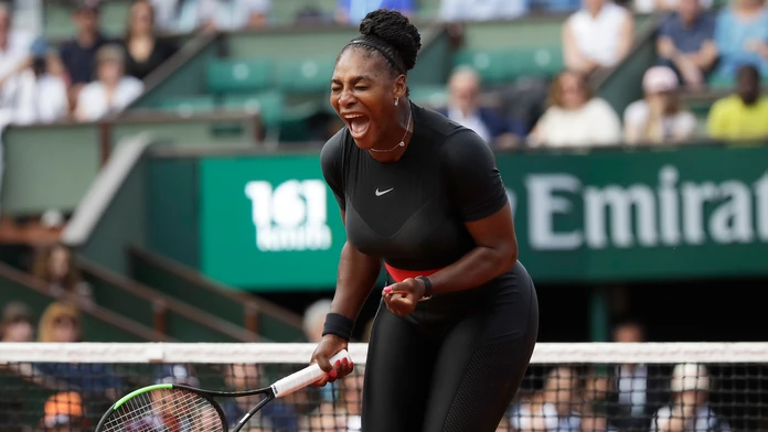 Serena Williamsová počas zápasu proti Kristýne Plíškovej na French Open.