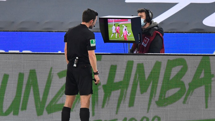 Na ilustračnej snímke si hlavný rozhodca prezerá systém VAR.