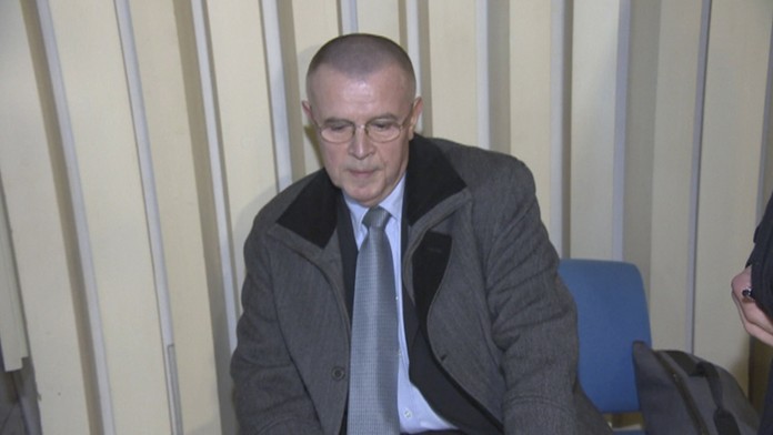 Obvinený štátny úradník Peter O. z úplatku.