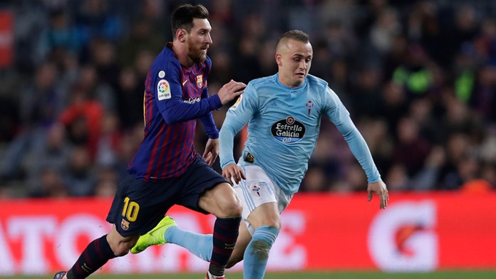 Biatlonistka Paulína Fialková oslavuje tretie miesto v šprinte v Novom Měste na Moravě.