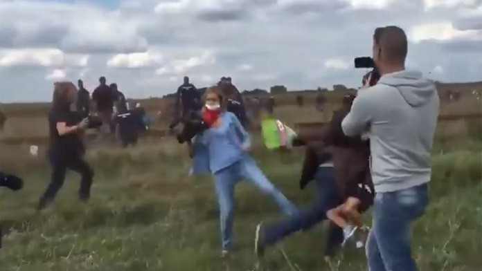 Maďarská kameramanka nastrčila nohu a utečenec s dieťaťom na rukách sa na nej potkol.