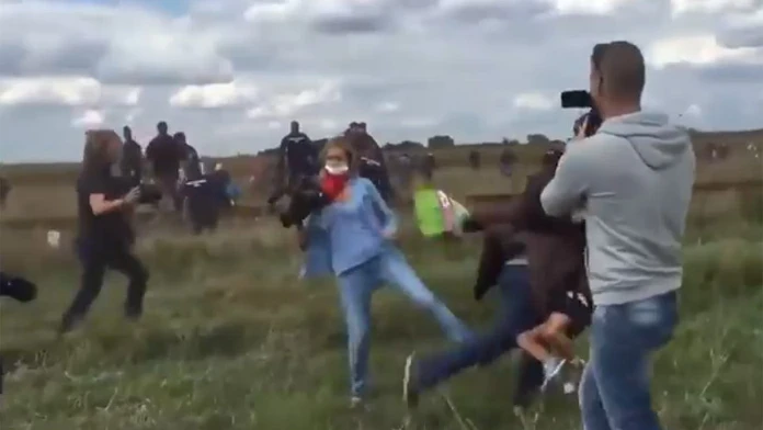 Maďarská kameramanka nastrčila nohu a utečenec s dieťaťom na rukách sa na nej potkol.