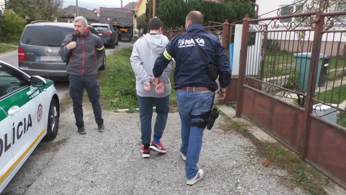 Chlapec, ktorý útočil sekerou v Novákoch, ostáva vo väzbe