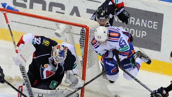 Brankár Slovana Jaroslav Janus v akcii