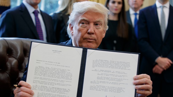 Americký prezident Donald Trump ukazuje svoj podpis na nariadení na opätovnú výstavbu ropovodu Dakota Access.
