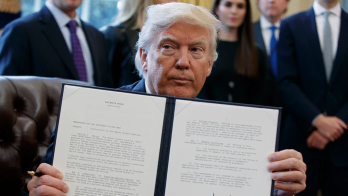 Americký prezident Donald Trump ukazuje svoj podpis na nariadení na opätovnú výstavbu ropovodu Dakota Access.