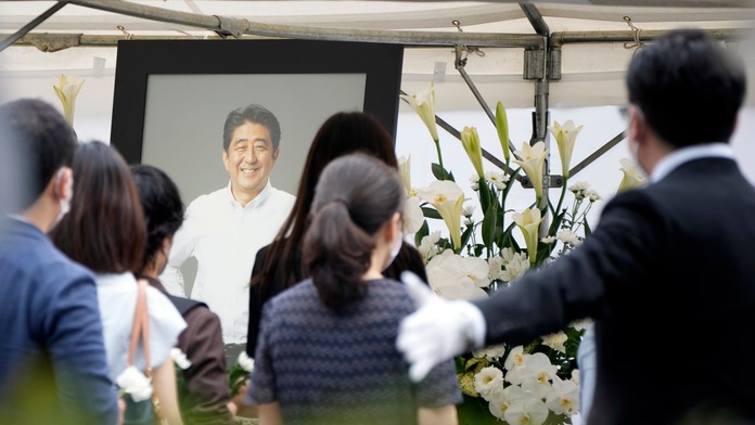 Posledná rozlúčka so zastreleným japonským expremiérom: Tvorili sa dlhé rady ľudí