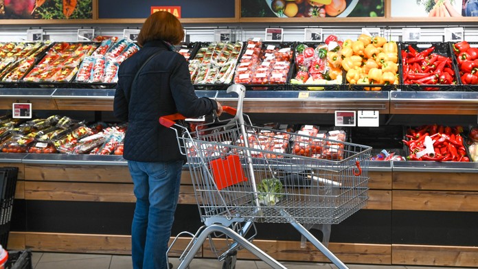 Žena nakupuje potraviny v obchode 