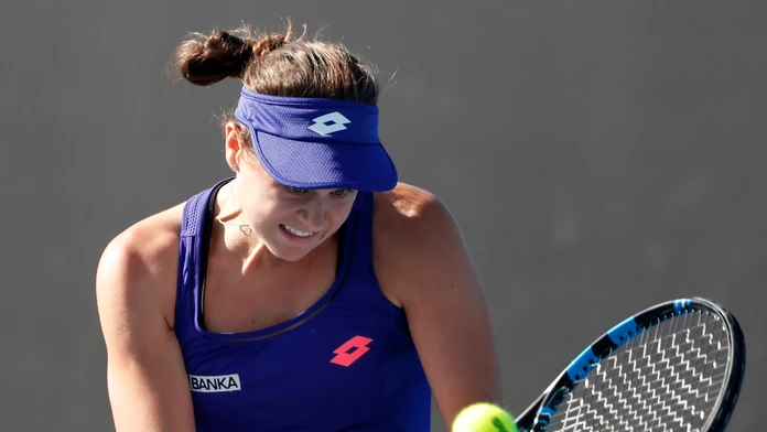 Jana Čepelová odvracia úder Španielky Carly Suarezovej Navarrovej v 1. kole dvojhry na Australian Open.