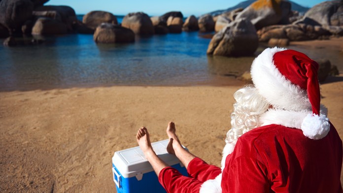 Santa na pláži.