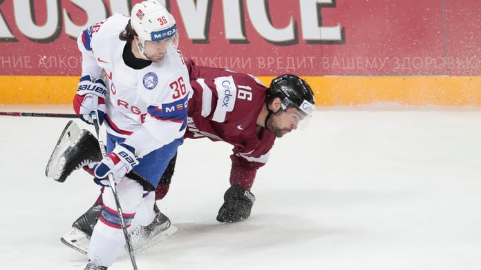 Nórsky hráč Mats Zuccarello (vľavo) v súboji s Lotyšom Kasparsom Daugavinsom v zápase na MS v Rusku.