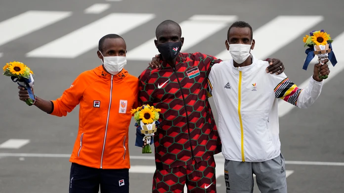 Keňan Eliud Kipchoge na stupni víťazov