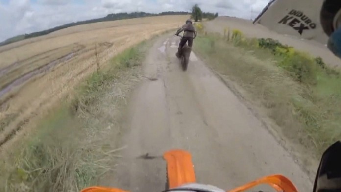 Motorkári chcú v lese pretekať. Poľovníkom sa to nepáči