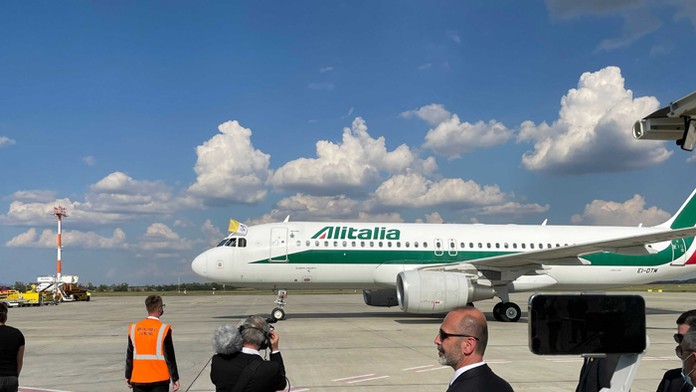 Lietadlo s pápežom pristálo v Bratislave.