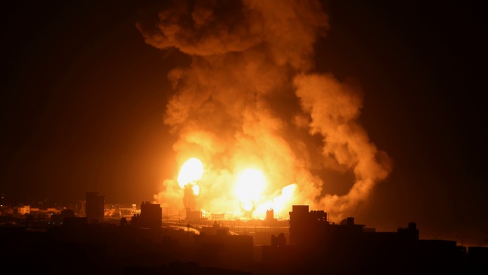 Explózia po raketovom útoku izraelskej armády v pásme Gazy.