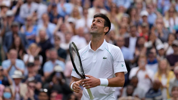 Novak Djokovič sa na Wimbledone prebojoval už do štvrťfinále.