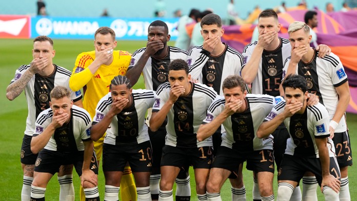 Nemci si pred duelom s Japonskom na MS 2022 zakryli ústa. Zrejme tak urobili na protest proti FIFA