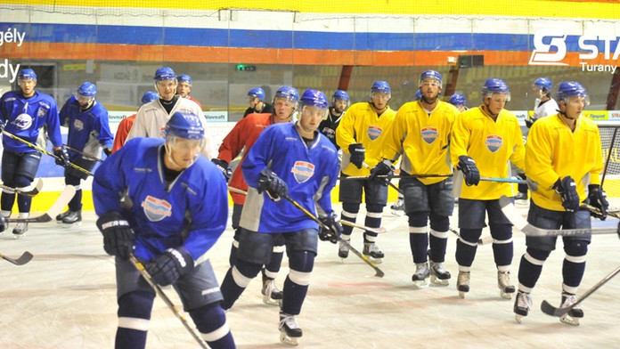 Hokejisti MHC Mountfield Martin počas prvého tréningu na ľade.