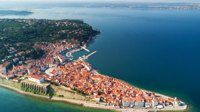 Na Jadrane sa premnožili drobné ulitníky. Kúpajúci sa sťažujú na pálenie a svrbenie