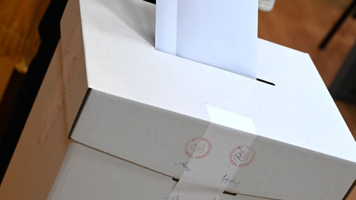 Poslanci schválili zákon, ktorý umožní voliť každému. Aj s covidom