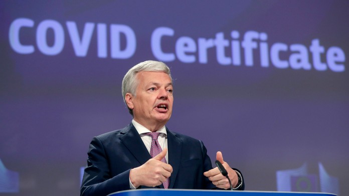 Eurokomisár pre spravodlivosť Didier Reynders počas tlačovej konferencie o certifikátoch o očkovaní proti ochoreniu COVID-19.