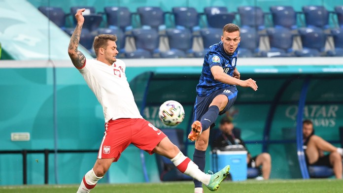 Lukáš Haraslín strieľa na bránu Poľska.