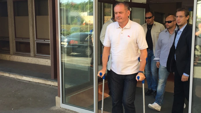 Andrej Kiska opúšťa plzeňskú po operácii bedrového kĺbu.