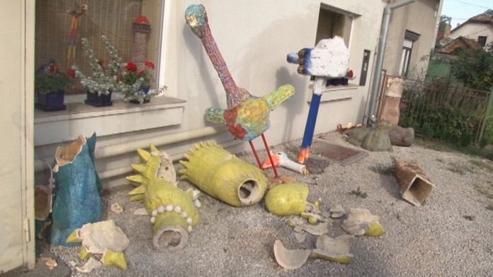 Po vandaloch zostala spúšť. 