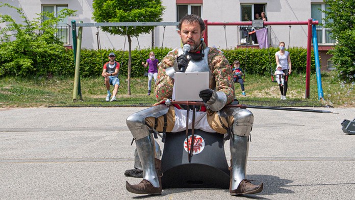 Muž nesie rakvu v meste Manaus na severe Brazílie.