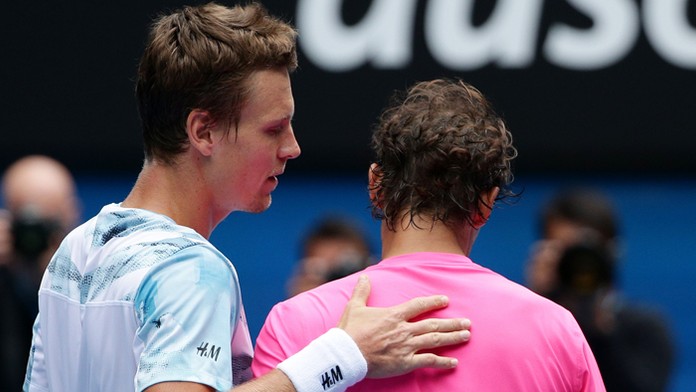Tomáš Berdych utešuje Rafaela Nadala po prehre na AO.