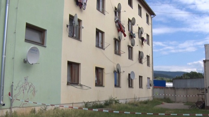 Chlapček vypadol z okna tejto bytovky.