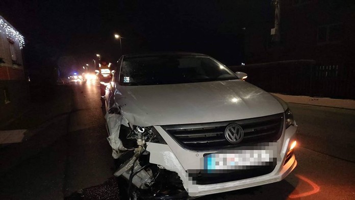 Polícia pred hotelom, kde sa z okna strieľalo.