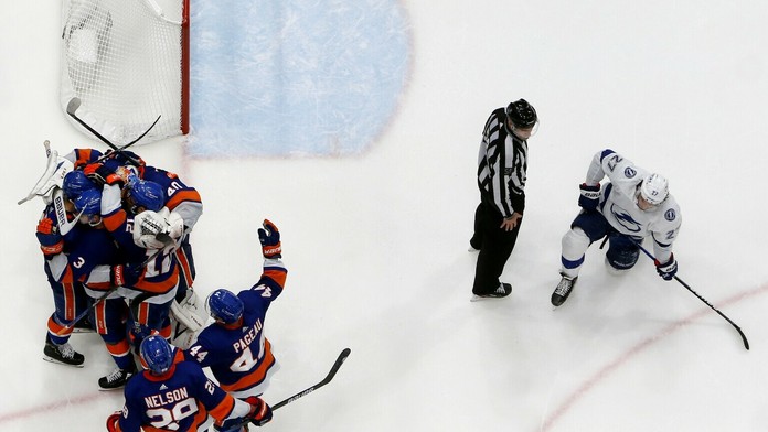 Radosť hráčov NY Islanders po záverečnej siréne.