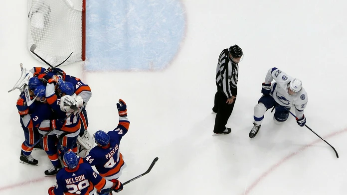 Radosť hráčov NY Islanders po záverečnej siréne.