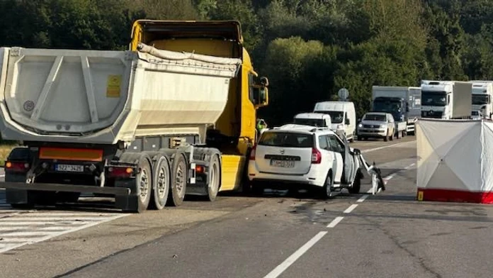 Auto nedalo prednosť nákladiaku.