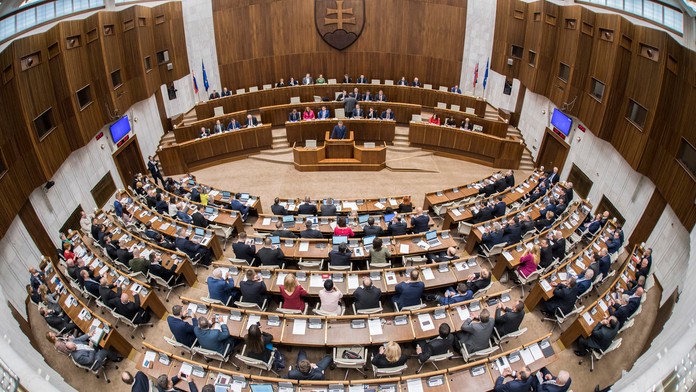 Na snímke poslanci počas 30. schôdze NR SR 