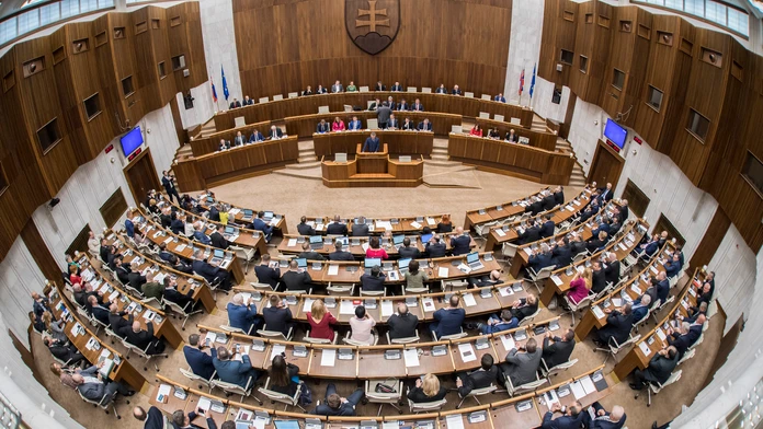 Na snímke poslanci počas 30. schôdze NR SR 