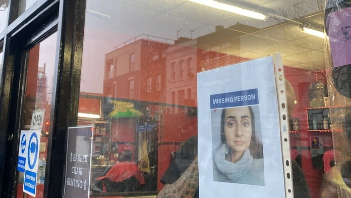 Plagát s oznamom o zmiznutí Petry Srncovej za výkladným sklom obchodu v Camberwelle.