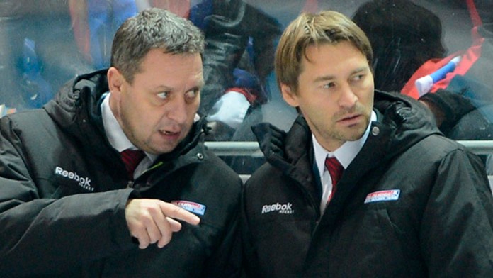 Asistenti trénera hokejistov Slovenska Peter Oremus a Vlaimír Országh