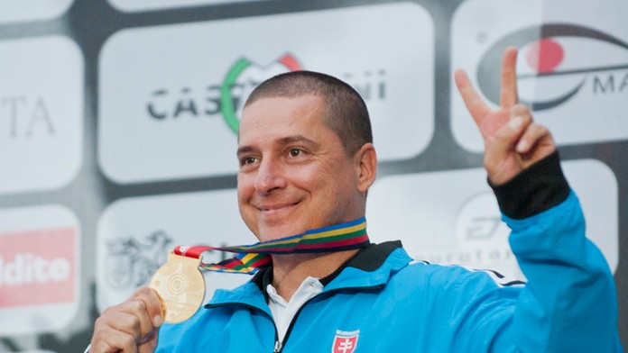 Trapista Erik Varga pózuje so zlatou medailou po obhajobe titul u na MS v streľbe v brokových disciplínach. (12. septembra 2015)