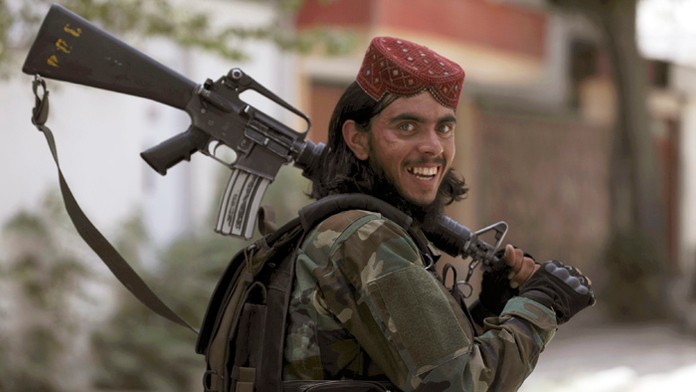 Bojovník Talibanu hliadkuje na ulici v štvrti Wazir Akbar Khan v Kábule.