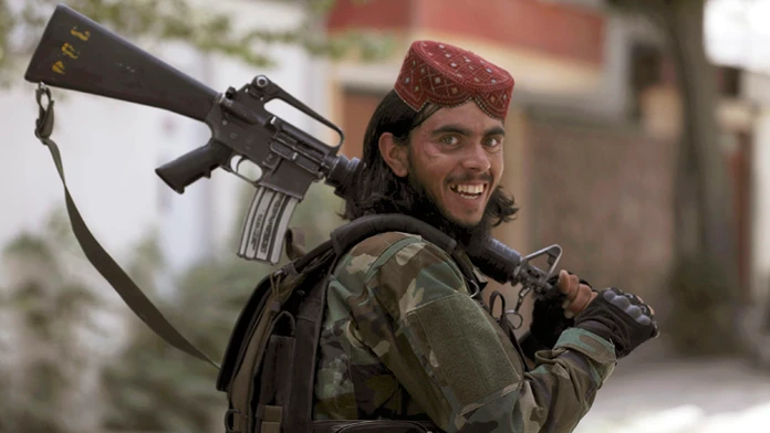 Bojovník Talibanu hliadkuje na ulici v štvrti Wazir Akbar Khan v Kábule.