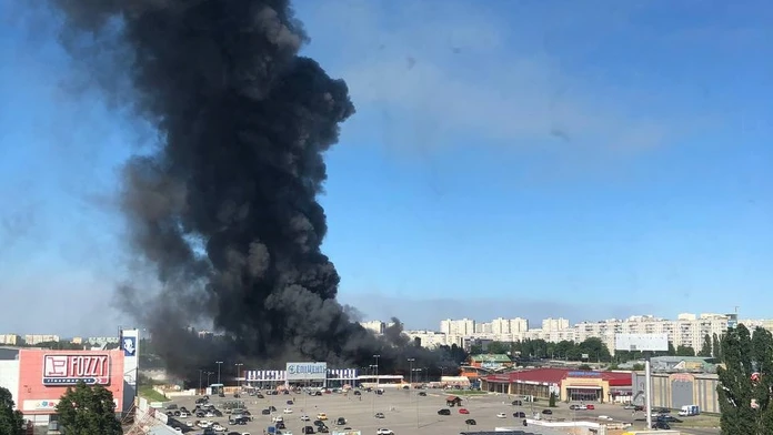 VIDEO: Ruský útok v Charkove trafil hypermarket. Hlásia dve obete a 24 zranených